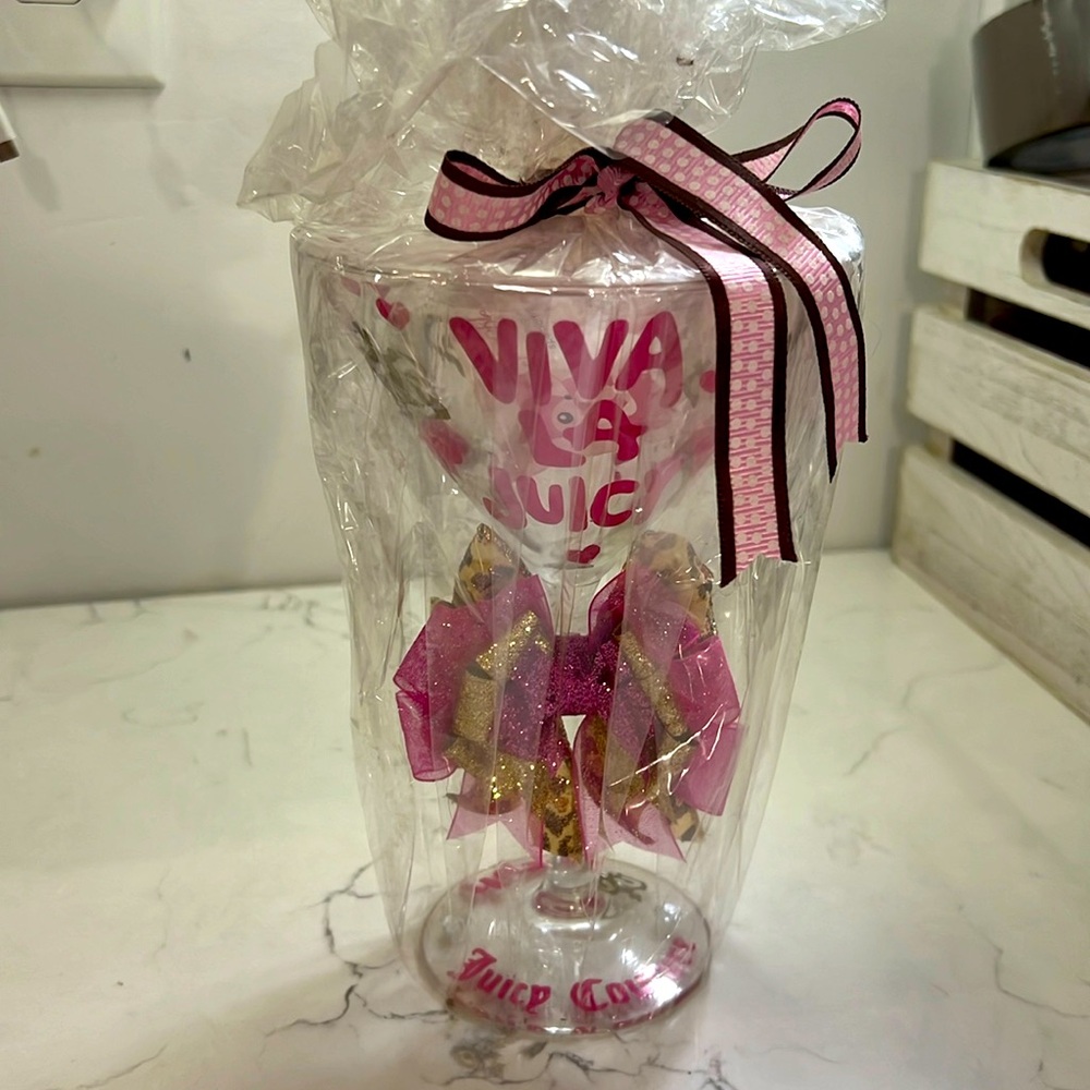 Custom viva la juicy martini glass! Never used and in perfect condition 🤍